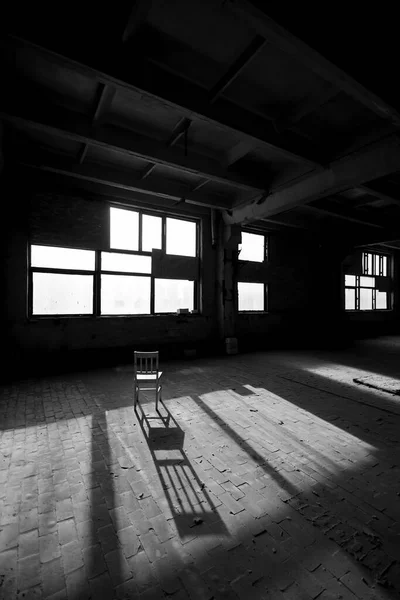 廃墟と化した建物内部の白黒写真 — ストック写真