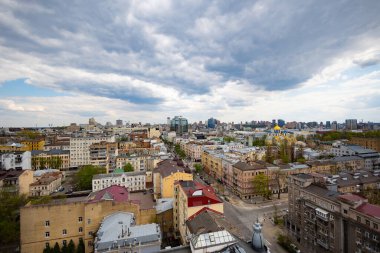 Kyiv, Ukrayna - 24 Nisan 2023: Kyiv şehri sokakları ve St Volodymyrs Katedrali