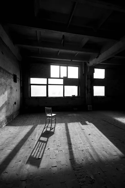 Czarno Białe Zdjęcie Wnętrza Opuszczonego Budynku — Zdjęcie stockowe