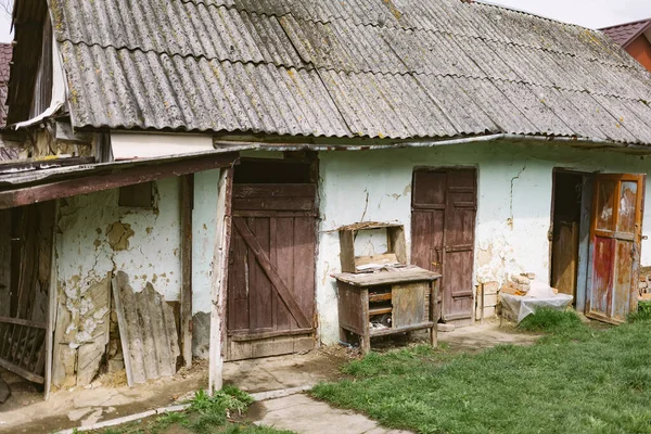 Παλιό Εγκαταλελειμμένο Ερειπωμένο Σπίτι Στο Νεκρό Χωριό Ερήμωση Και Καταστροφή — Φωτογραφία Αρχείου
