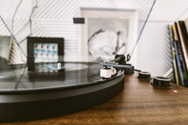 Disko-bokeh vinil plak çalar, parlak ışıklar. Vinil kayda iğne