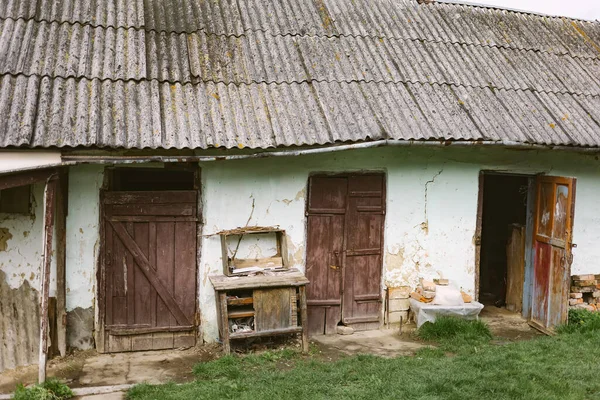 死んだ村の古い廃墟の家 農場の庭に捨てられ 破壊された住居 放置された建物の田舎 — ストック写真