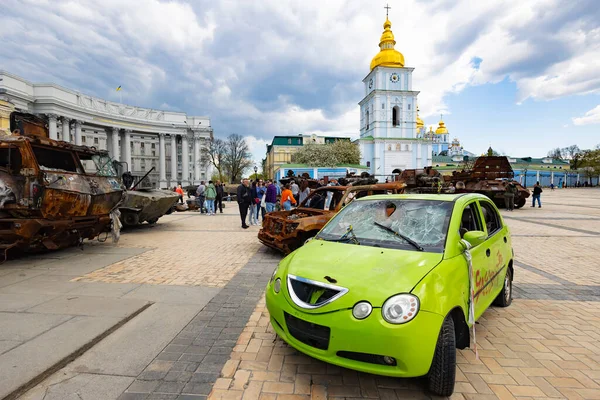 Kiev Ucrania Abril 2023 Vehículos Civiles Ucranianos Disparados Por Ejército — Foto de Stock