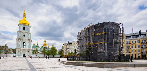 キエフ ウクライナ 2023年4月24日 ヘトマン ボフダン フメリニツキー記念碑は 2022年のロシアのウクライナ侵攻中の爆撃の可能性を恐れてそれを保護するために保護シールドで覆われています — ストック写真