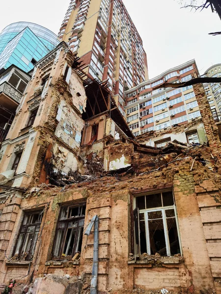 Kyiv Ukraine 2022年10月22日 キエフの建物に対するドローン攻撃後の民家 爆発的な無人偵察機の波は 家族が彼らの開始準備をしていたので ウクライナの首都を襲いました — ストック写真
