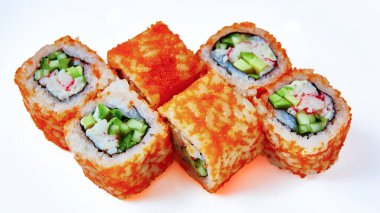 Masago 'yla California Maki Sushi. Yengeç etinden yapılma rulo, Avokado, içinde salatalık. Masago dışarıda. Sığ dof