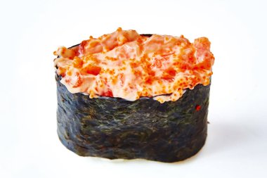 Baharatlı gunkan maki suşisi ve beyaz somon..