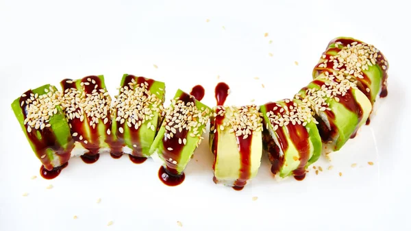 Uramaki Sushi Rolka Uzeným Úhořem Unagi Pokryté Avokádem Sezamovými Semínky — Stock fotografie