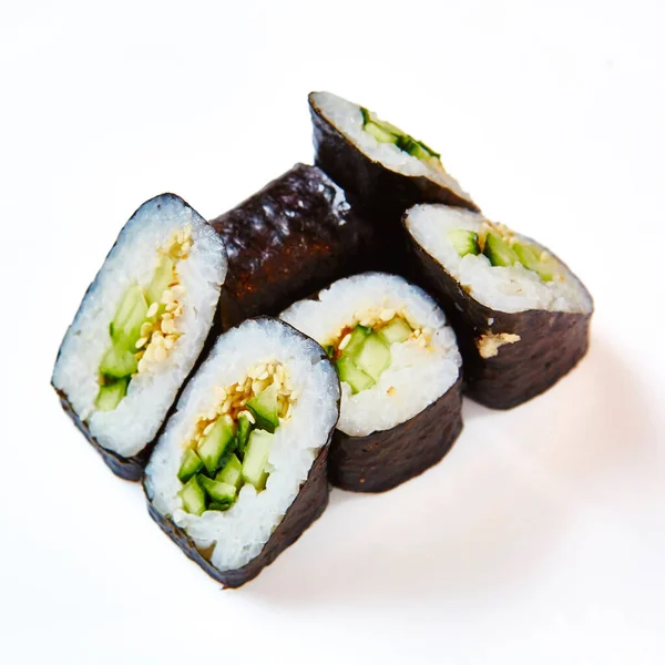 Dania Kuchni Japońskiej Sushi Roll Awokado Białym Tle — Zdjęcie stockowe