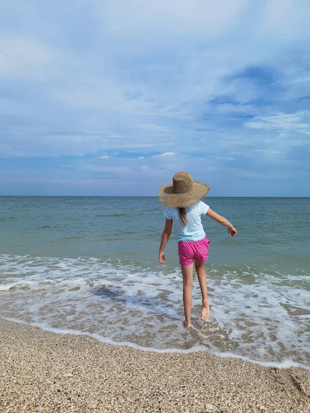 Παιδί Τρέχει Στο Νερό Στην Παραλία Του Ωκεανού Την Ηλιόλουστη — Φωτογραφία Αρχείου