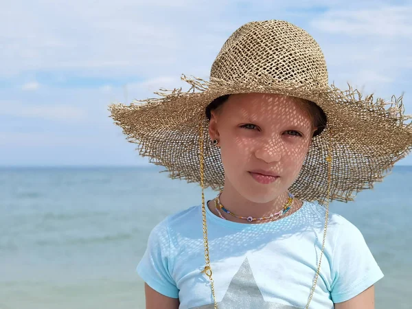 夏の晴れた日にビーチでかわいい子供の帽子の肖像画 — ストック写真