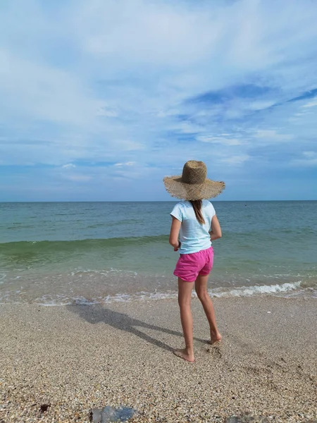 Kind Loopt Het Water Het Strand Zonnige Dag — Stockfoto