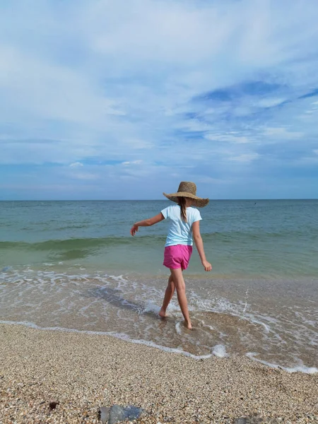 Dziecko Biegające Wodzie Plaży Oceanicznej Słoneczny Dzień — Zdjęcie stockowe