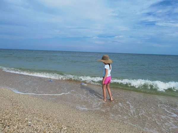 Bambino Che Corre Sull Acqua Sulla Spiaggia Dell Oceano Nella — Foto Stock