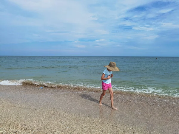 Kind Läuft Sonnigem Tag Auf Dem Wasser Strand — Stockfoto