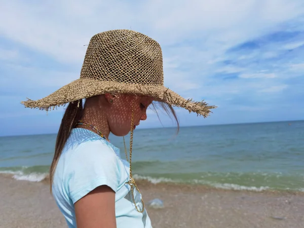 Güneşli Yaz Gününde Plajda Hasır Şapkalı Şirin Bir Kızın Portresi — Stok fotoğraf