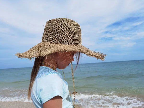夏日阳光明媚的海滩上戴草帽的可爱小女孩的画像 — 图库照片