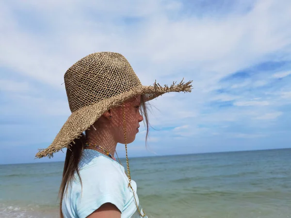 夏日阳光明媚的海滩上戴草帽的可爱小女孩的画像 — 图库照片