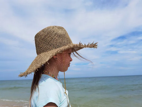 Porträt Des Süßen Mädchens Mit Strohhut Strand Einem Sonnigen Sommertag — Stockfoto