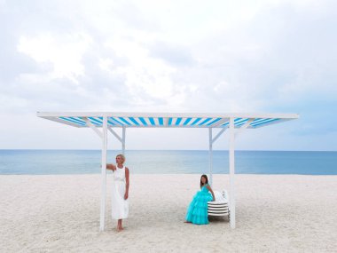 Anne-kız kumsalda hassas anlar yaşıyor - aile sevgisi kavramı.