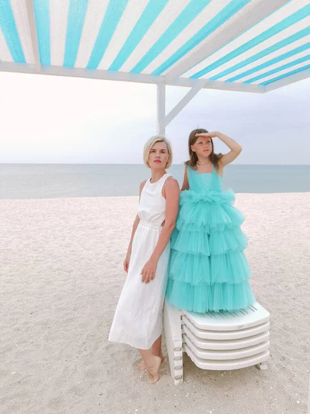 Familienbeziehung Mutter Und Tochter Gehen Strand Spazieren Urlaubskonzept Freiraum — Stockfoto