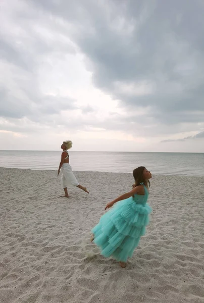 Latino Madre Figlia Avendo Tenero Momento Sulla Spiaggia Family Love — Foto Stock