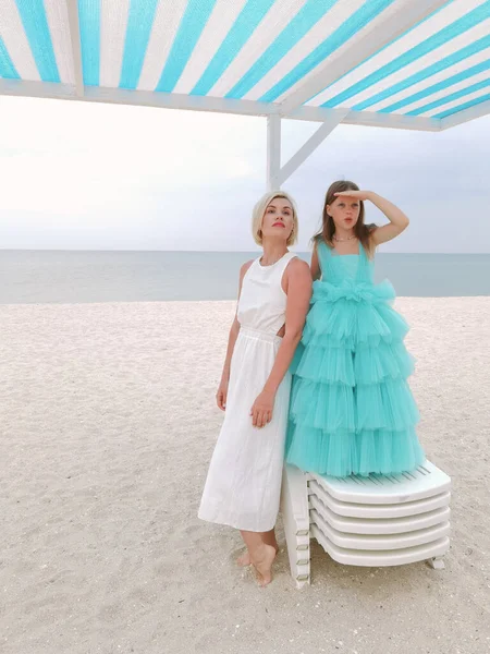 Familienbeziehung Mutter Und Tochter Gehen Strand Spazieren Urlaubskonzept Freiraum — Stockfoto
