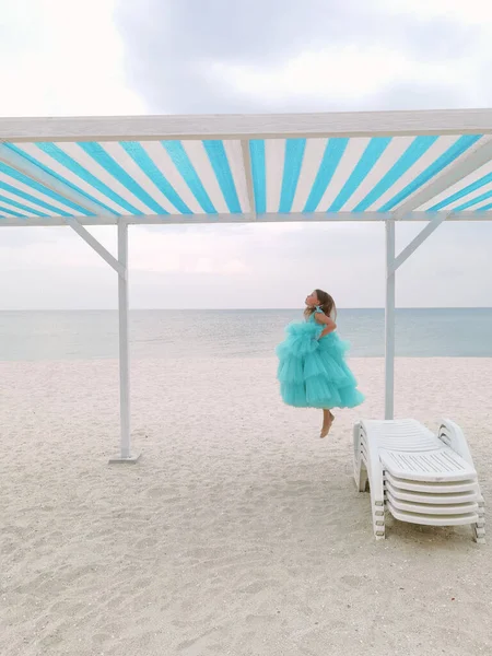 Kleines Mädchen Minzkleid Springt Strand — Stockfoto