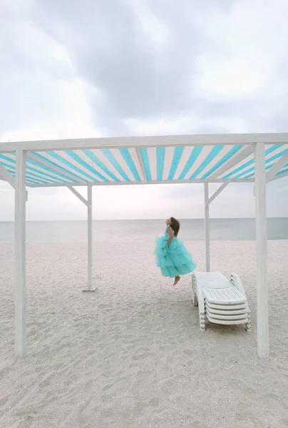Κοριτσάκι Φόρεμα Της Μέντας Πηδάει Στην Παραλία — Φωτογραφία Αρχείου
