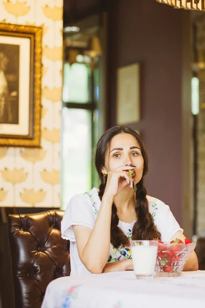 Una Joven Sana Sostiene Fresas Joven Está Desayunando Sano Mujer —  Fotos de Stock