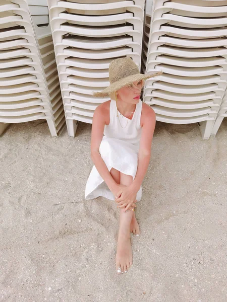 穿着草帽和时髦夏装 在海滩上摆姿势的布荷女人的画像 日落或日出 放轻松 — 图库照片