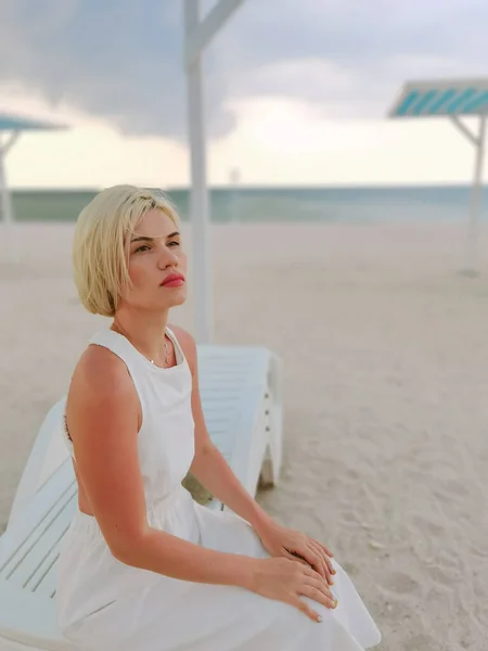 Portrét Blond Mladé Ženy Prázdné Pláži Bílých Šatech Letním Klobouku — Stock fotografie