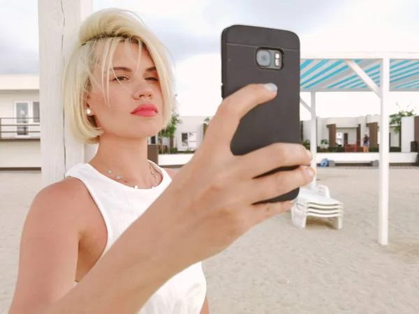 Ung Blond Flicka Gör Selfie Vid Smartphone Stranden — Stockfoto