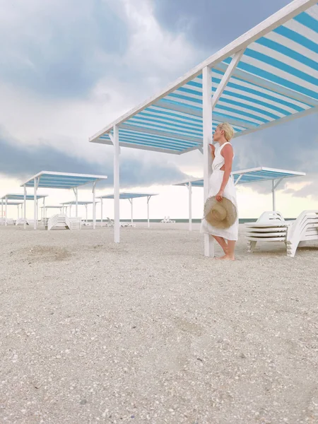 Ritratto Giovane Donna Bionda Sulla Spiaggia Vuota Vestita Bianco Cappello — Foto Stock