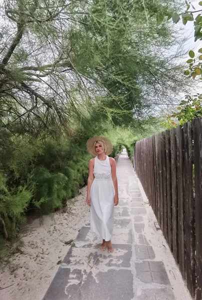 Junge Schöne Stilvolle Mädchen Weißen Sommerkleid Fuß Und Posiert Zwischen — Stockfoto