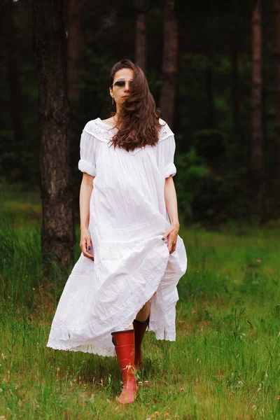Портрет Красивой Женщины Белом Платье — стоковое фото