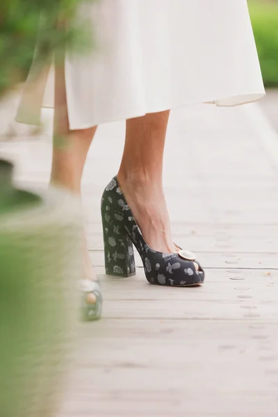 高いヒールの靴を身に着けている女性のほっそりした脚のクローズ アップ — ストック写真