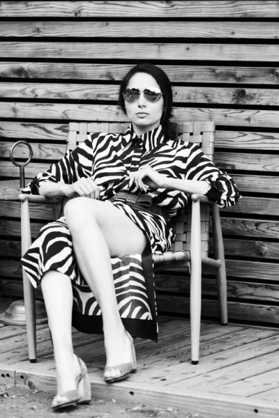 Hermosa Chica Relajándose Resort Mujer Vestido Cebra Sentado Silla —  Fotos de Stock