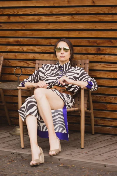 Menina Bonita Relaxante Resort Mulher Vestido Zebra Sentado Cadeira — Fotografia de Stock