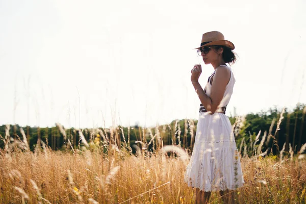 Genç Bir Kadının Portresi Yaz Çayırlarında Saman Şapkalı Keten Elbisesiyle — Stok fotoğraf
