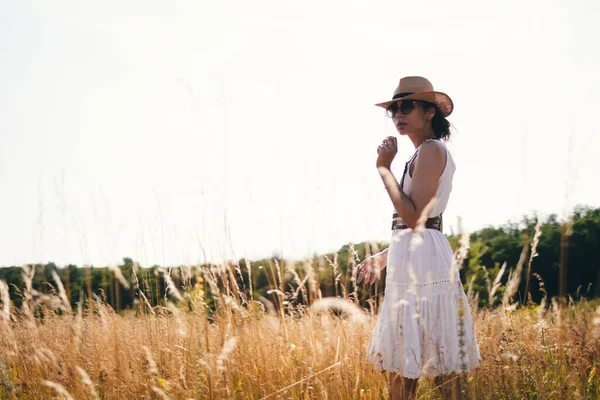 Porträtt Ung Kvinna Promenader Bland Höga Gräs Sommaren Äng Bär — Stockfoto