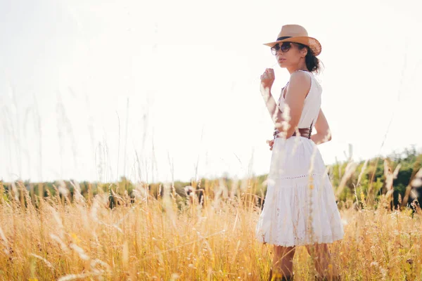 Genç Bir Kadının Portresi Yaz Çayırlarında Saman Şapkalı Keten Elbisesiyle — Stok fotoğraf