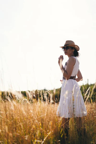 Piękna Dziewczyna Lnianej Sukience Polu Pszenicy Wakacje Podróże Czeski Nowoczesny — Zdjęcie stockowe