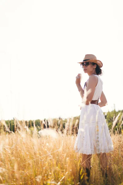 Buğday Tarlasında Keten Elbiseli Güzel Bir Kız Yaz Tatili Seyahat — Stok fotoğraf