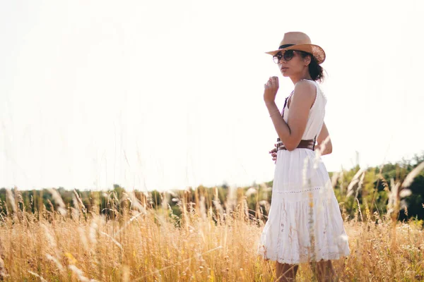 穿着亚麻布衣服的漂亮姑娘在麦田里 波希米亚风格 现代嬉皮士风格 — 图库照片