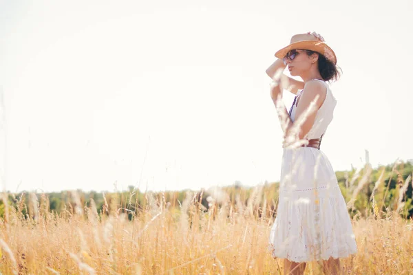 小麦畑でリネンのドレスを着た美しい女の子 夏休み旅行 ボヘミアンモダンなヒッピースタイル — ストック写真