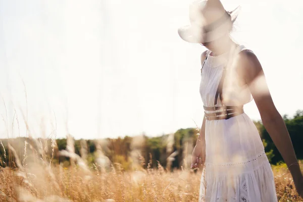 Portrait Femme Dans Lumière Dorée Coucher Soleil Dans Prairie Extérieure — Photo
