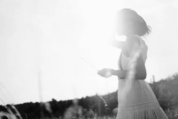 自由的精神 一个穿着衬衫 头戴帽子 戴着太阳镜的美女站在蓝天的背景下 波希米亚风格 现代嬉皮士风格 — 图库照片