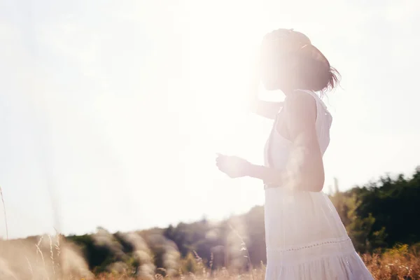 Duch Wolności Atrakcyjna Dziewczyna Bluzce Kapeluszu Okularach Przeciwsłonecznych Stojąca Polu — Zdjęcie stockowe
