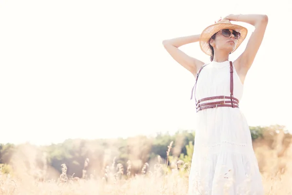 Duch Wolności Atrakcyjna Dziewczyna Bluzce Kapeluszu Okularach Przeciwsłonecznych Stojąca Polu — Zdjęcie stockowe